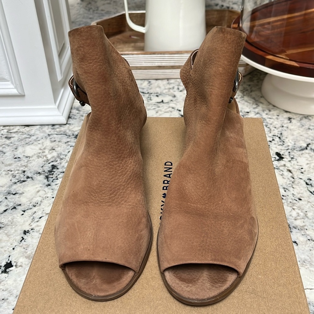 Lucky Brand LK-Bray Sesamie Embossed Nubuck Women’s shoes.